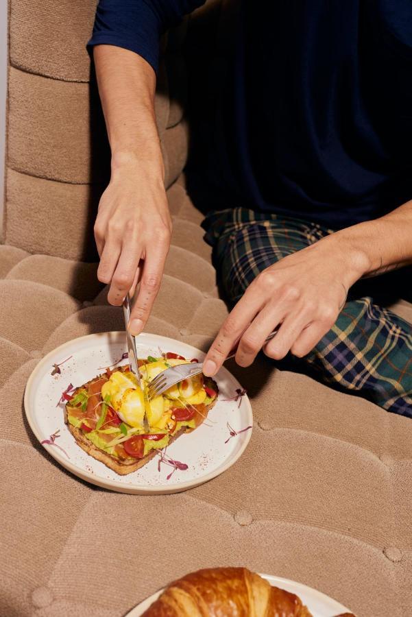 桑德森酒店 伦敦 外观 照片 A person using a knife and fork to cut food