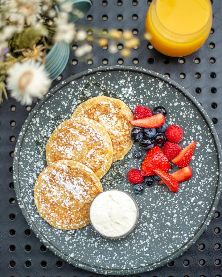 桑德森酒店 伦敦 外观 照片 Pancakes with fruit