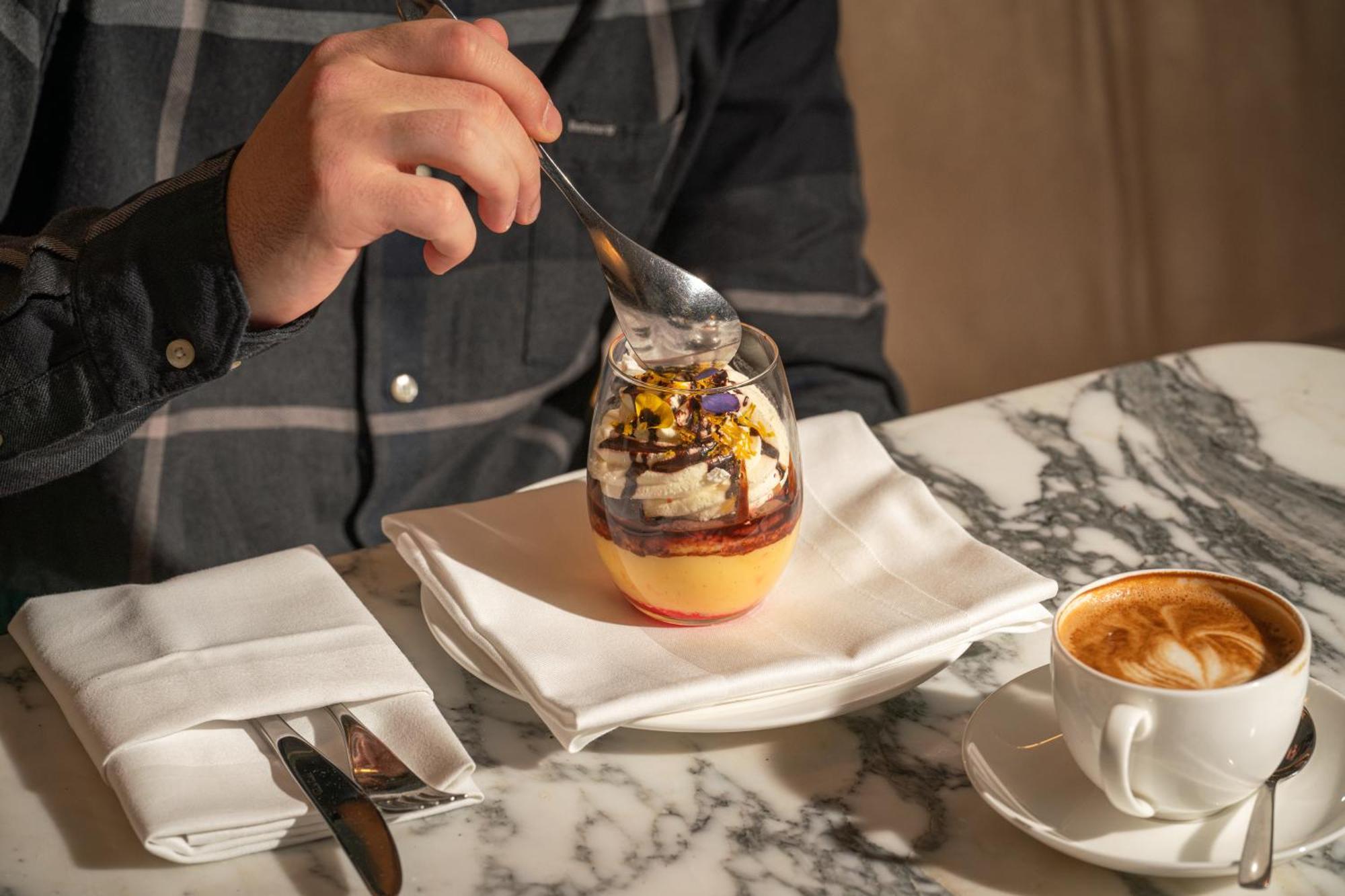 桑德森酒店 伦敦 外观 照片 A man eating a dessert